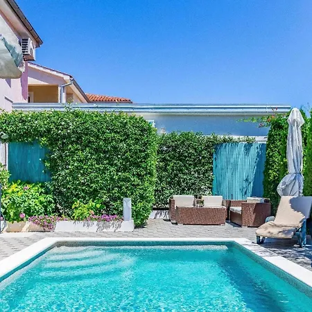 Strandnahes Haus Mit Terrasse Und Pool * Pula