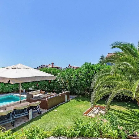 Strandnahes Haus Mit Terrasse Und Pool Hébergement de vacances *
