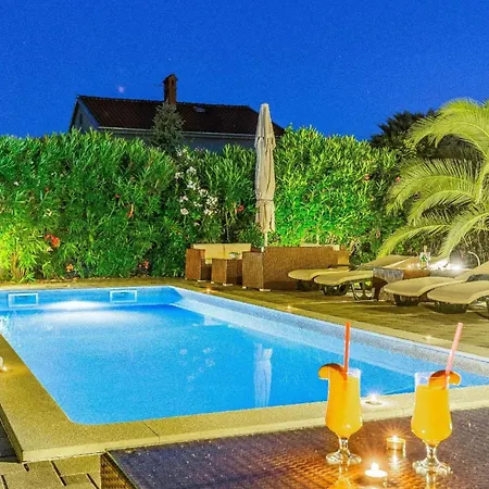 Strandnahes Haus Mit Terrasse Und Pool Hébergement de vacances Pula