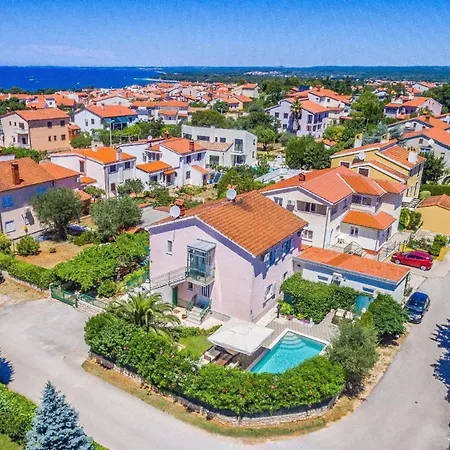 Hébergement de vacances Strandnahes Haus Mit Terrasse Und Pool *