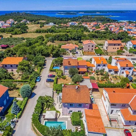 Hébergement de vacances Strandnahes Haus Mit Terrasse Und Pool *