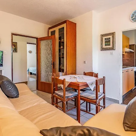Strandnahes Haus Mit Terrasse Und Pool Hébergement de vacances Pula