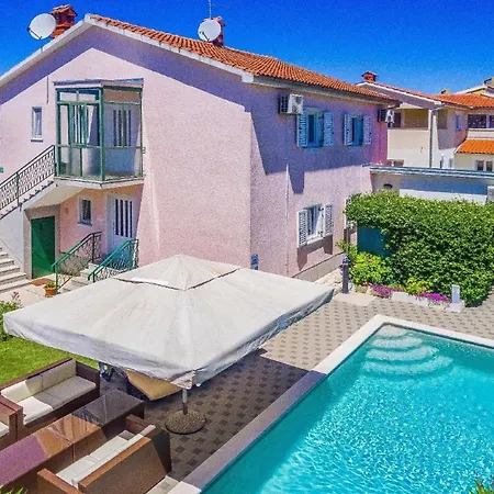 Strandnahes Haus Mit Terrasse Und Pool Hébergement de vacances *