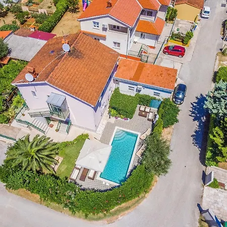 Hébergement de vacances Strandnahes Haus Mit Terrasse Und Pool *