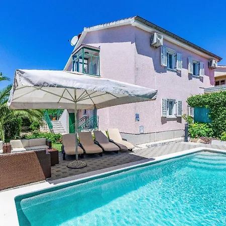 Strandnahes Haus Mit Terrasse Und Pool Hébergement de vacances *