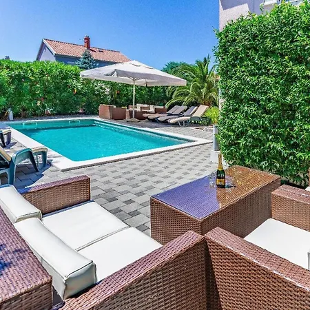 Strandnahes Haus Mit Terrasse Und Pool Hébergement de vacances Pula